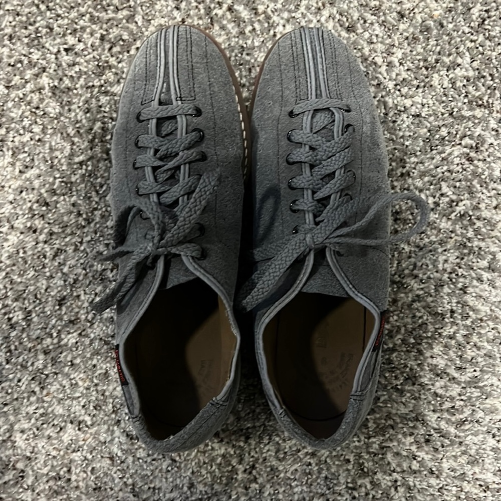 Dynamic men’s bowling shoes